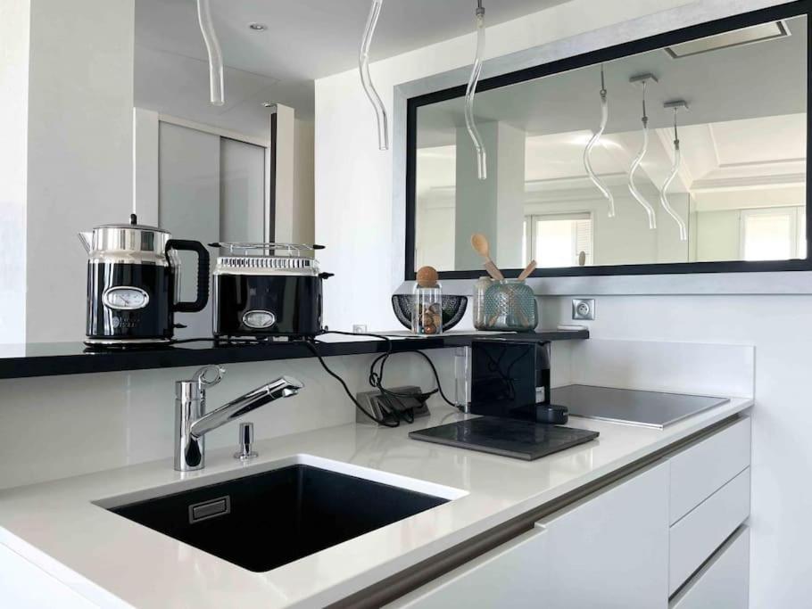 Stunning 2 Bedroom Flat With Sea View On Croisette Cannes